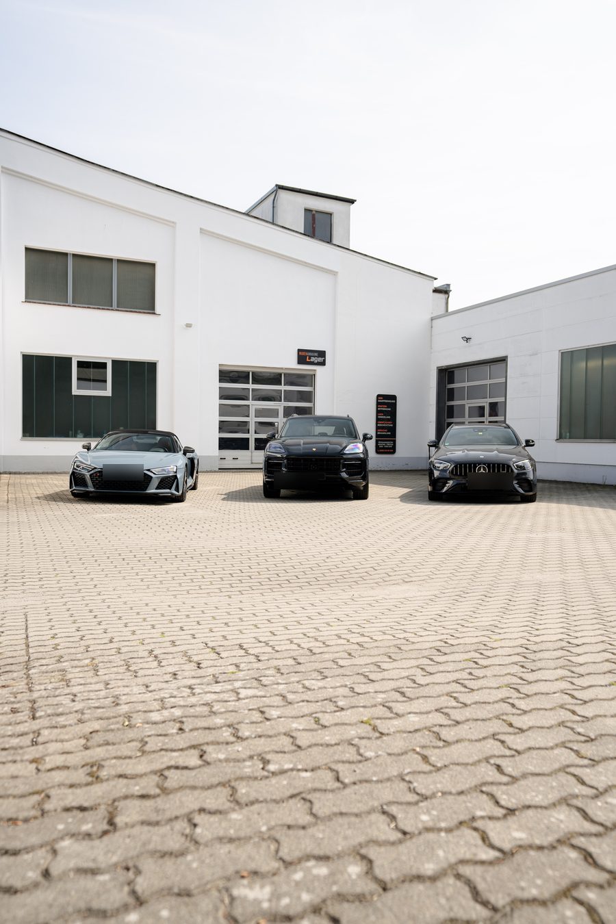 Audi R8 Spyder, Porsche Cayenne und Mercedes-AMG vor unserer Werkstatt